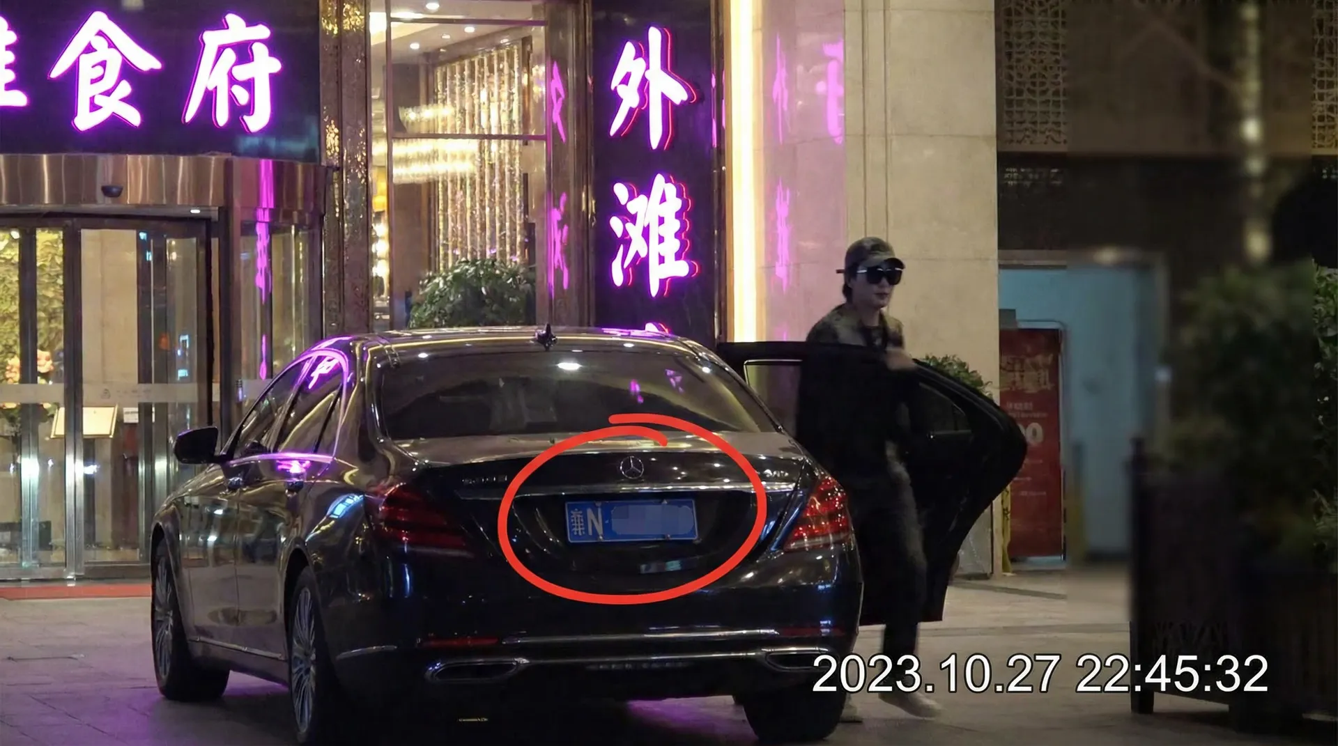 【吃瓜官网】吃瓜官网最新入口_吃瓜官网实时更新 - 豪车餐厅外被拍